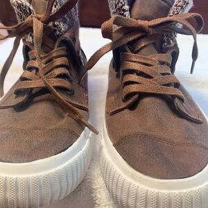 Blowfish sneakers size 8.5 style ZS001